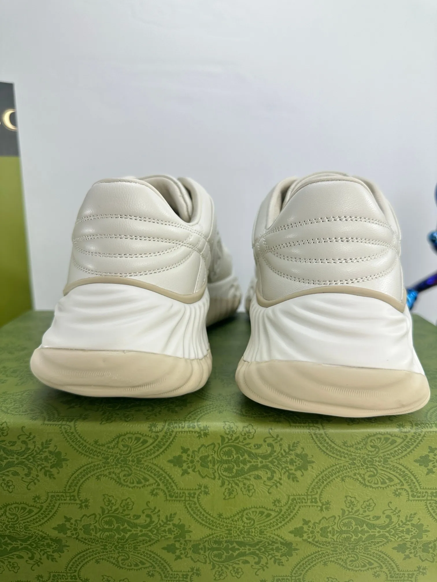 👟👟Ex-factory price 800👟👟 Top version 🔝Purchased and developed from the original version. This new sneaker adopts a thick-soled design, with stitched sheepskin upper and breathable mesh. Show full sense of technology. The 3D effect interlocking double G leather patch and Gucci letter metal accessories, two brand logo details, inject a dazzling texture into the overall design. The details are more substantial! ...
